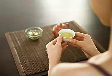 一个人喝一杯茶的美丽句子，一个人喝一杯茶的心情1