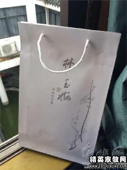 在门缝里吹小号