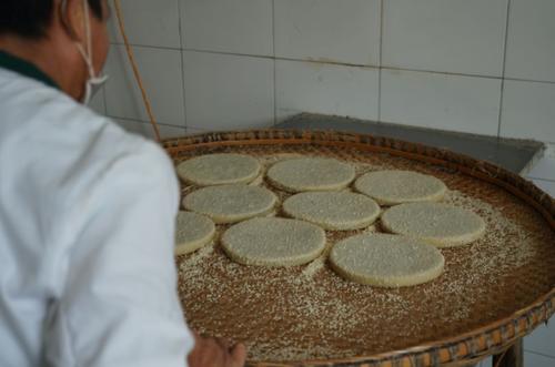 蚂蚁爬进簸pan