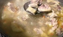 肉烂在汤里歇后语