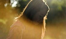 孤独伤感的句子说说心情:承诺有多心酸,誓言就有多荒唐