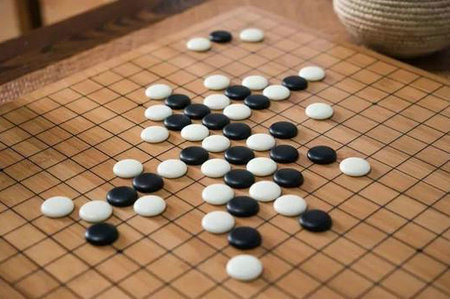 人生就是一场国际象棋，你必须时刻与他人一起玩