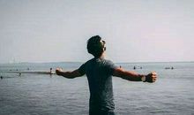 自己想要的尊严和地位，要自己挣