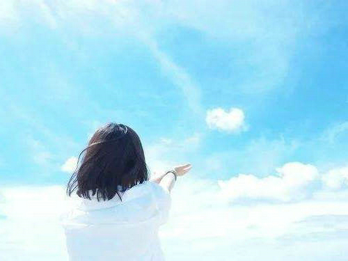 这个世界上有很多不幸，但我们仍然必须爱它并爱自己
