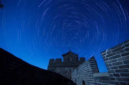 一段描述夜空的美丽段落