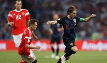 描写踢足球的段落