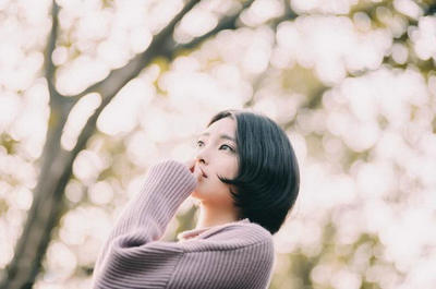 生活无非就是让别人笑，偶尔嘲笑别人