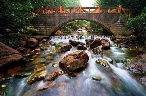 在山沟上打鼓