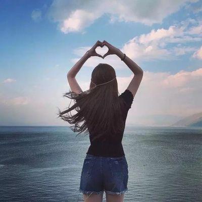 描述女人背部的句子