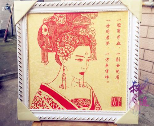 谢厚羽画刀在纸上