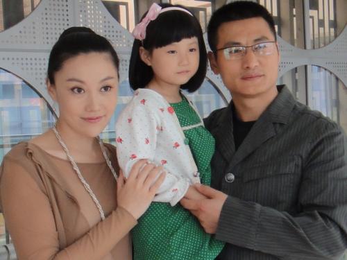 说一个幸福的三人家庭