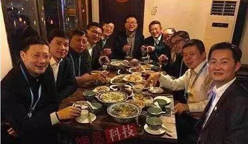 不善于说话的人在晚餐时会有什么样的经历