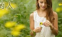 坐在路边鼓掌的人