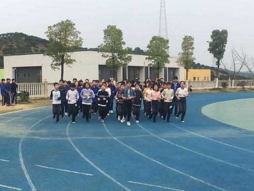 金钱是道路上的引擎，理想是道路上的翅膀