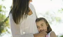 抱一抱你的妈妈吧，趁她还在