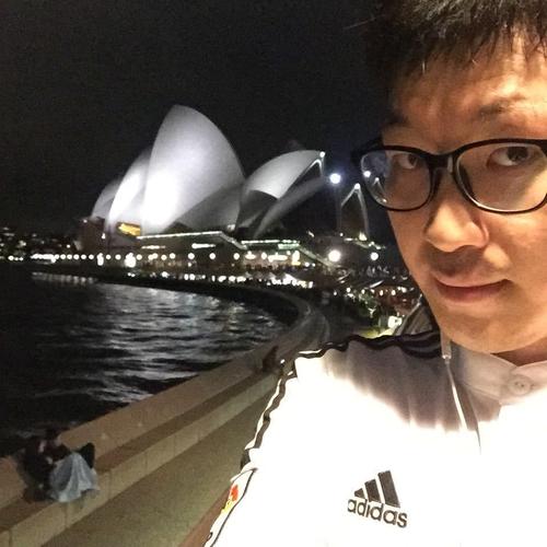 在北京，上海和广州工作的单身青年的生活条件是什么？