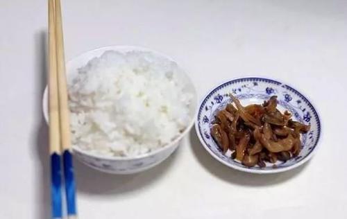 您自己吃茶和米饭，但让孩子们吃饭吗？