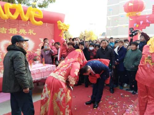 习俗来形容节日场景