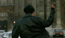 我们以前爱过，现在无奈面对背影，挥着手告别