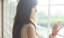 窗外的阳光太刺眼，整个人不知为何充满困倦