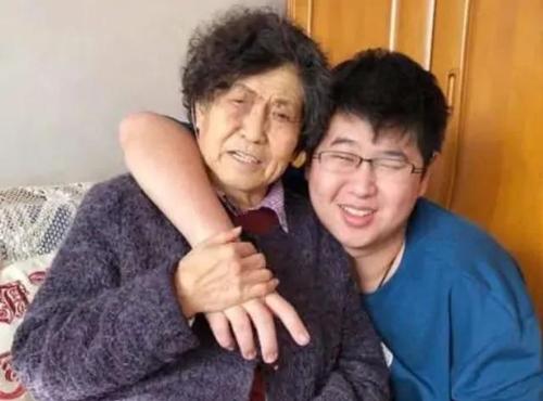 我小时候的那些可悲的事情使人们哭泣。