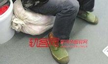别坐在角落里