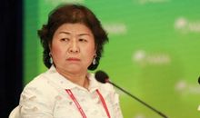 23岁特困生摆地摊起家成百万富豪