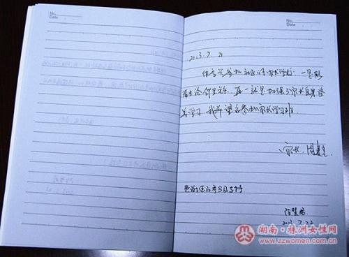 学期末孩子的成绩单交给父母