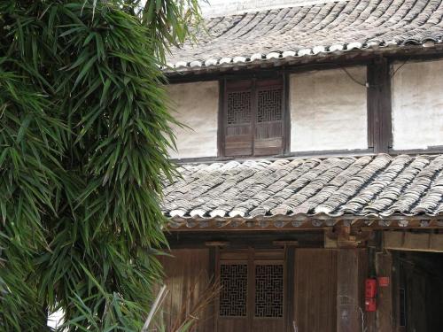 老房子窗户看书