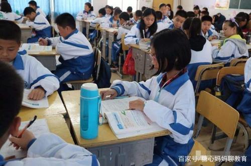 皱着眉头