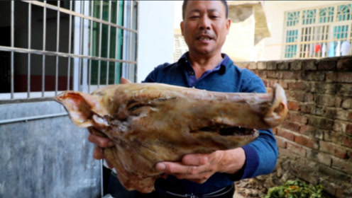 你9岁那年在泥泞中玩耍。人们穿西装成为老板