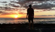 夕阳下，父亲越来越小的背影