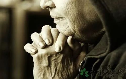 树木想安静，但风不停，孩子想支撑但不想接吻