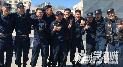 经典句子：失踪是茧，层层叠叠，爱是剑，突破一切