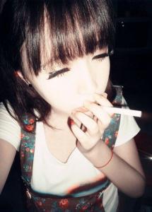 谈论吸烟和饮酒的女孩