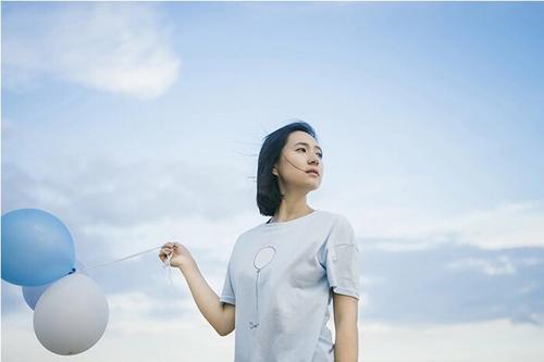 美丽的女人开心的笑着句子描述一个女孩的微笑2