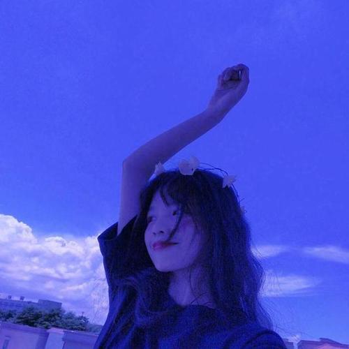 笑得那么开心的女孩的句子。为幸福快乐的女孩判刑。 2