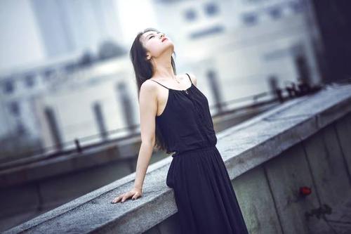 一个中年妇女的痛苦和悲伤的句子