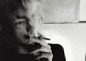 无情而霸气的男孩伤心地说话