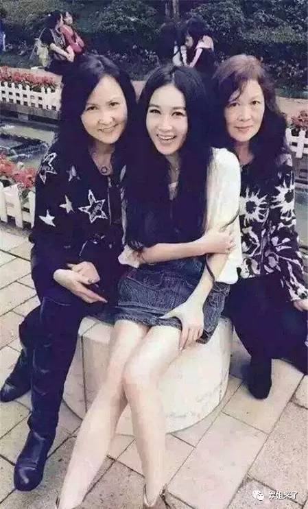 与朋友谈论晚餐