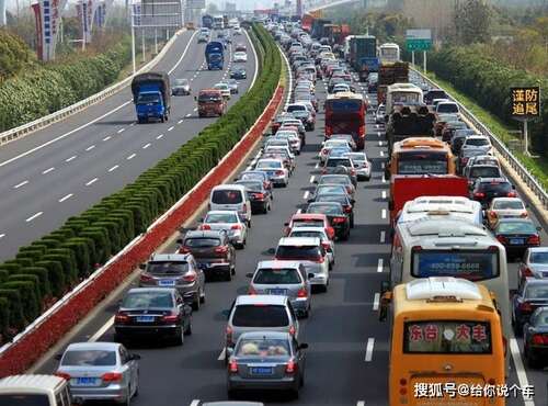 谈论高速公路上交通拥堵的情绪。在朋友圈中发送句子1