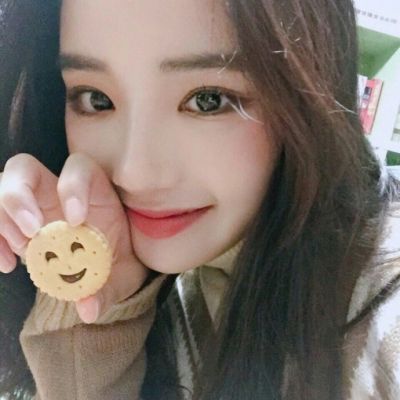 姐妹们用一顿幸福的晚餐