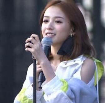 赞美女友唱好的句子1