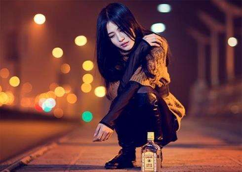 女人喝悲伤的一句话