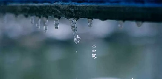 10，风是无情的，降低了朋友的温度;霜冻是无情的，不密封的朋友;冷波被击中，无法抵抗情绪的温度升高;朋友们，小山即将来临，我希望你能穿它，身体是无辜的！生活很开心，总是快乐！