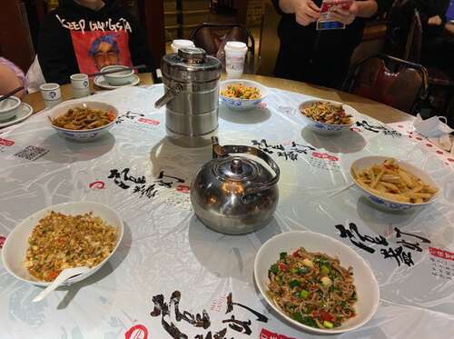 我看到我母亲只是做了一个好的红肉。宝宝跑过并爬上椅子。我用他的小手刚刚玩沙子。我把它放在嘴里，我对母亲说。 ：“我美味！”妈妈很高兴帮助他的小手擦拭干净，婴儿走了起来，小嘴巴和小手是油。