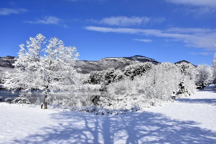 23，晚上，大块雪花，漂浮着昏暗的天空。时间，山脉和河流的山脉都笼罩在雪地里。