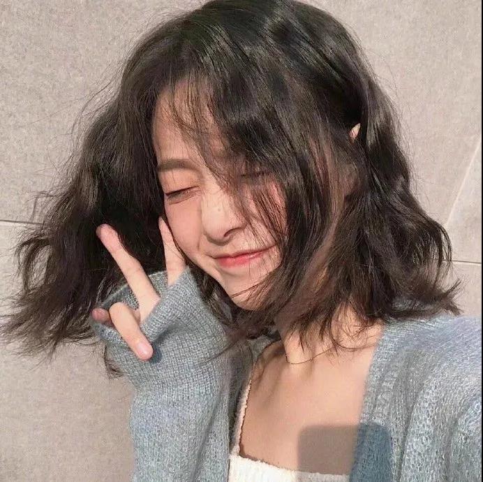 20，请拍摄理想的马，从这种方式挥手，在路上，春天是对的，太阳晴朗。