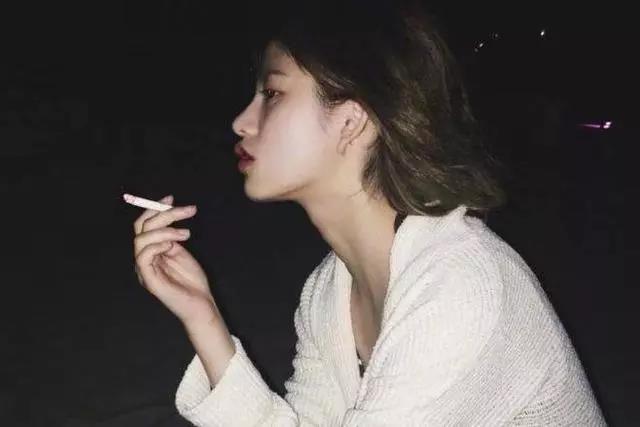 35.其他人的童话故事总是浪漫，我的童话充满了荒凉。