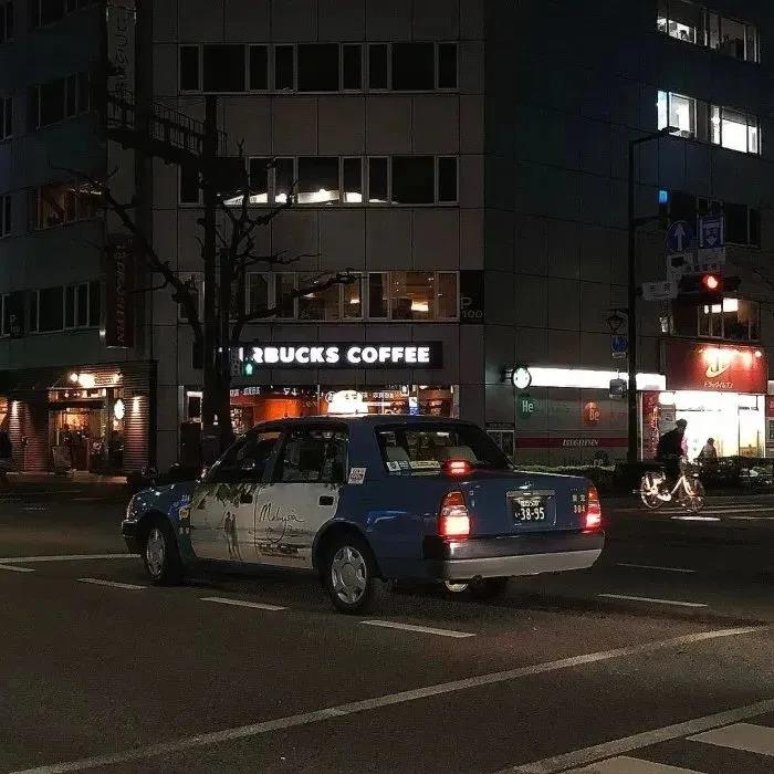 25.你的眼线笔更黑，白色的煮水，饮用葡萄酒，你没有眼泪，只是想到谁。
